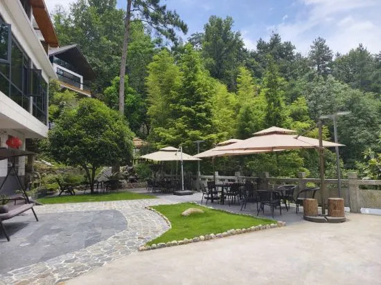 Хэнъян: Mingjing Mountain House on the halfway of Hengshan Mountain