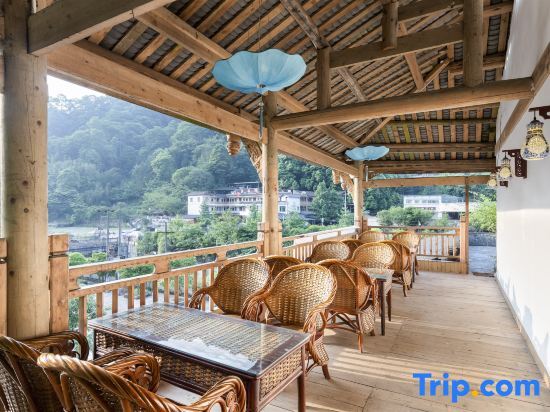 Чэнду: Qingchengshan and a mountain house