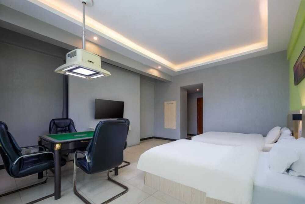 Lingao: Junyue Business Hotel