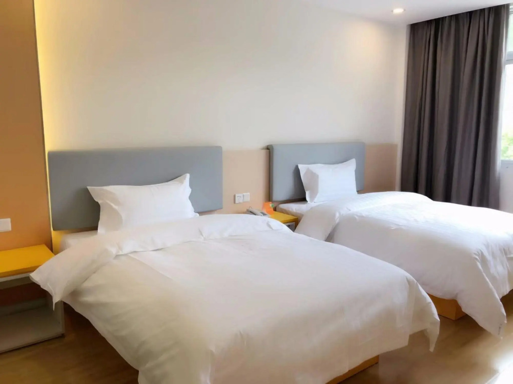Шангри-Ла: 7 Days Inn Daocheng Shangri-La Yading Scenic Area