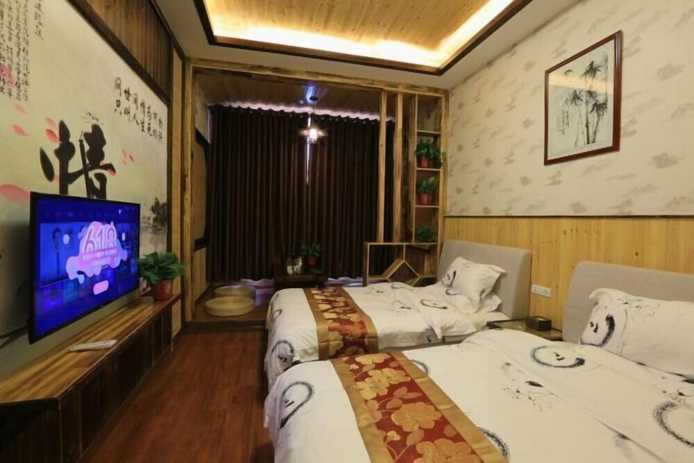 Вэйнань: Mount Hua Hongchen Xiake Theme Hotel