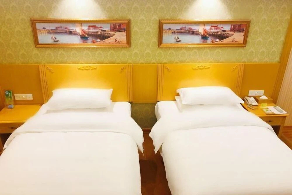 Линшань: Vienna Hotel (Lingshan Liufengshan Pedestrian Street)
