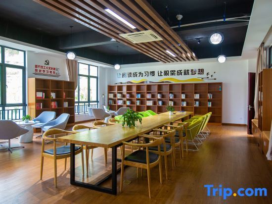 Лунъянь: Oxygen Hotel (Continuing Education Base)