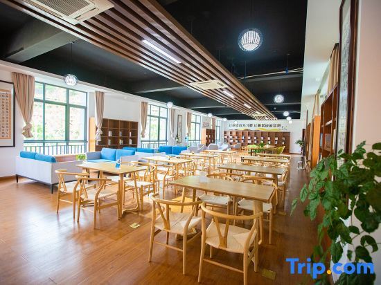 Лунъянь: Oxygen Hotel (Continuing Education Base)