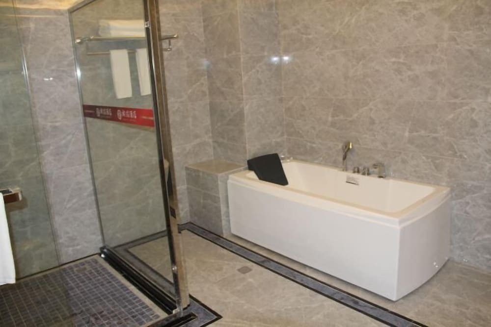 Цюйцзин: Qirui Hotel