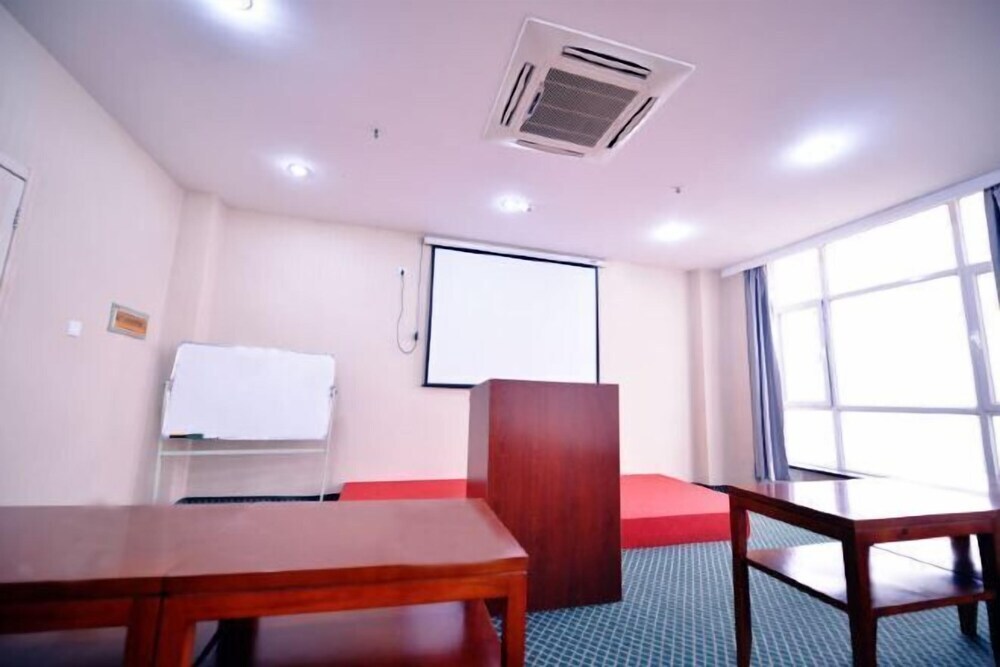 Лянфан: Lejia Hotel (Bazhou Shengfang International Furniture Expo City)