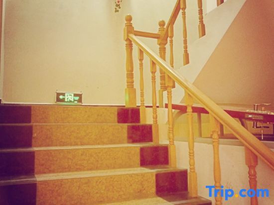 Шангри-Ла: Ivory Mountain Holiday Inn