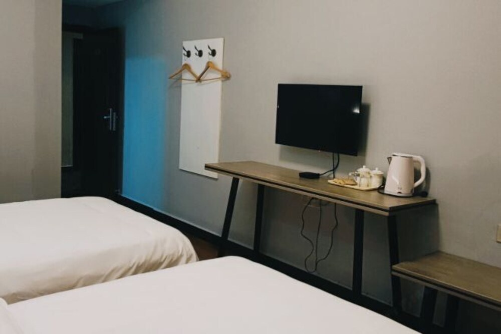Йиян: Taojiang Qijia Business Hotel
