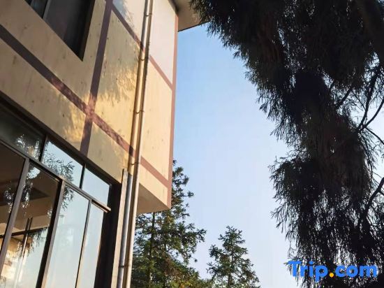 Лешан: Emeishan Friendship Hotel