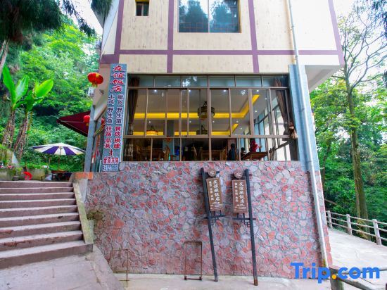 Лешан: Emeishan Friendship Hotel