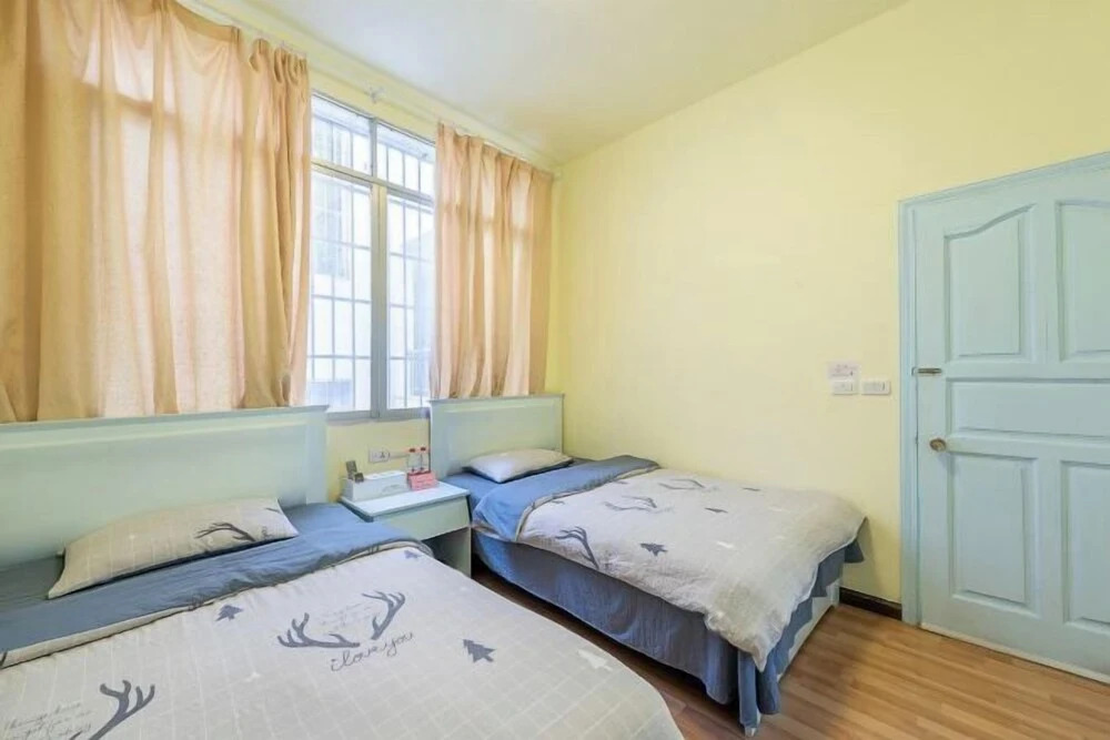 Либо: Music & Stories Youth Hostel