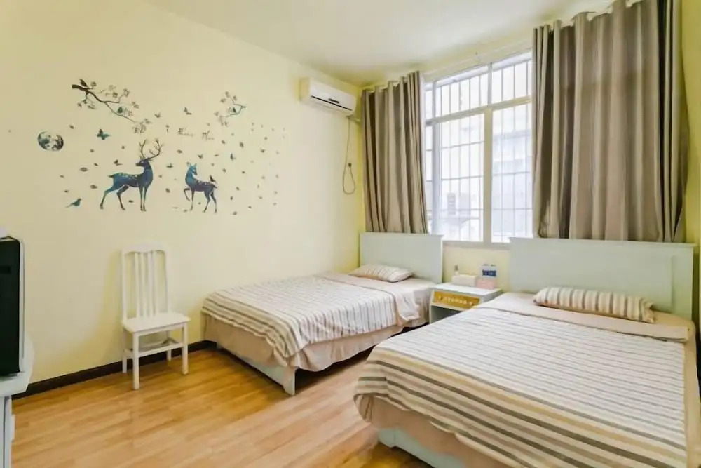 Либо: Music & Stories Youth Hostel