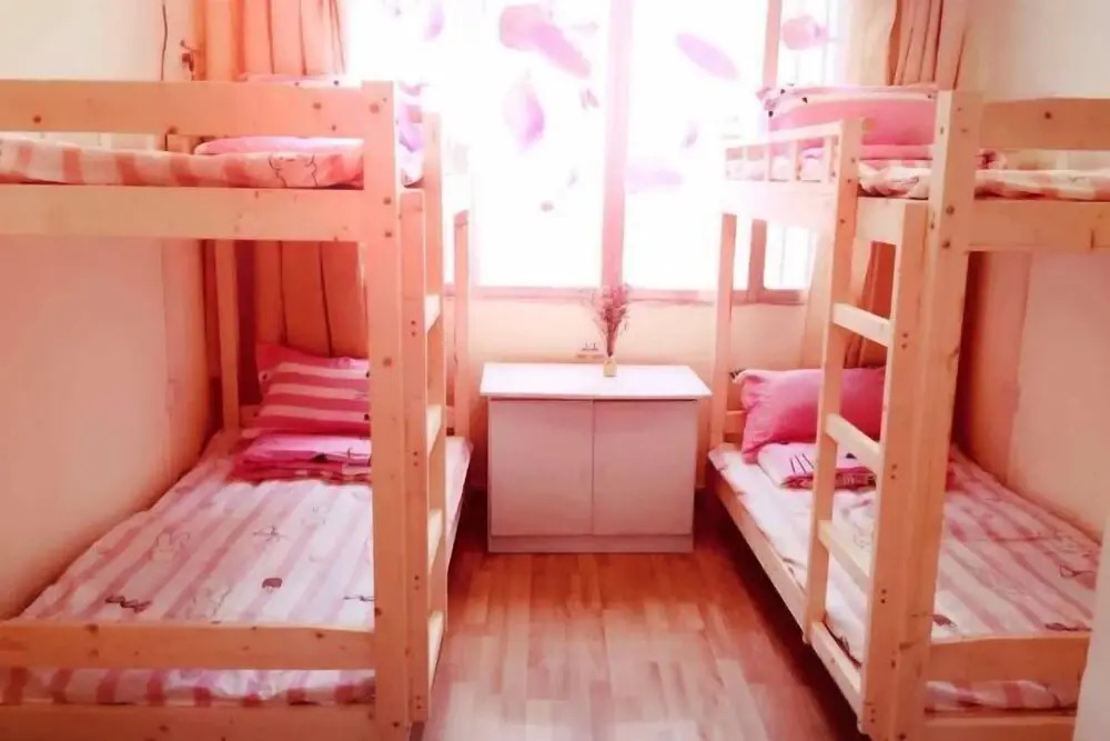 Либо: Music & Stories Youth Hostel