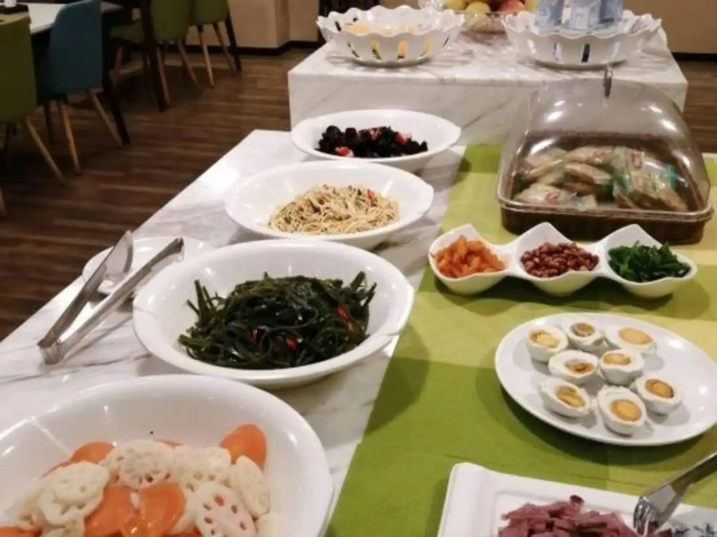 Чжэнчжоу: Qingfeng Bailu Hotel (Zhengzhou Erqi Wanda Plaza)