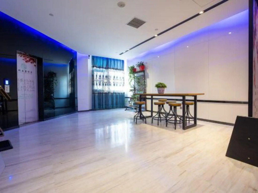 Чжэнчжоу: Qingfeng Bailu Hotel (Zhengzhou Erqi Wanda Plaza)