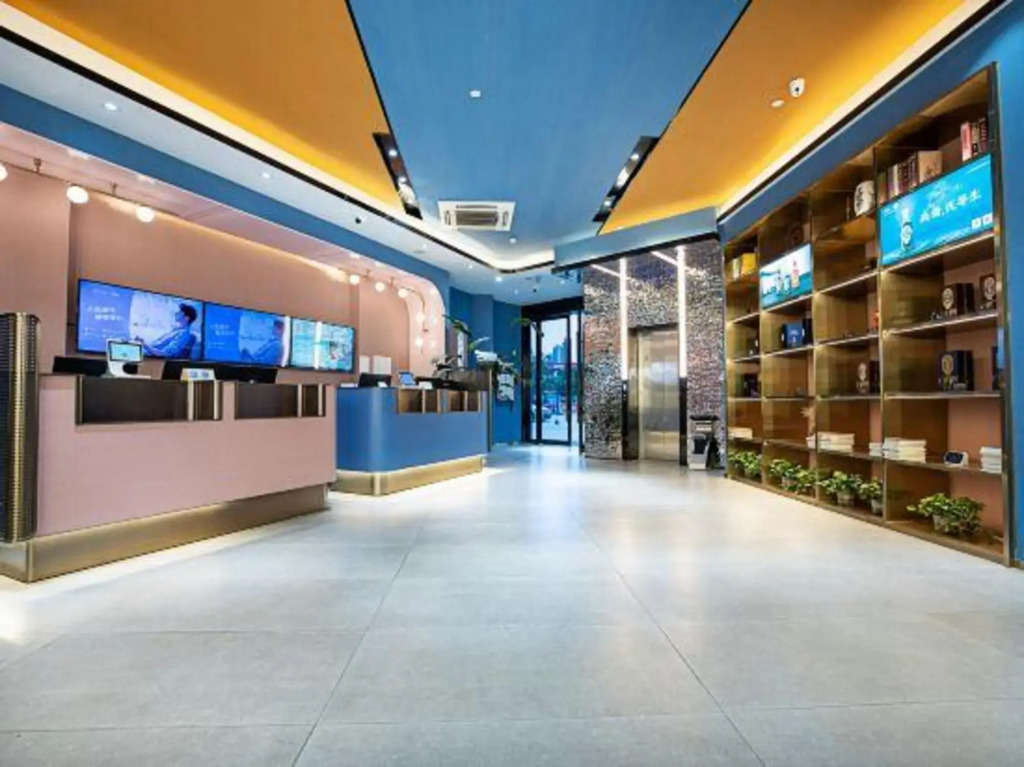Чжэнчжоу: Qingfeng Bailu Hotel (Zhengzhou Erqi Wanda Plaza)