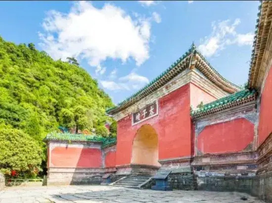 Шиянь: Wudang Mountain Longyuange Hotel