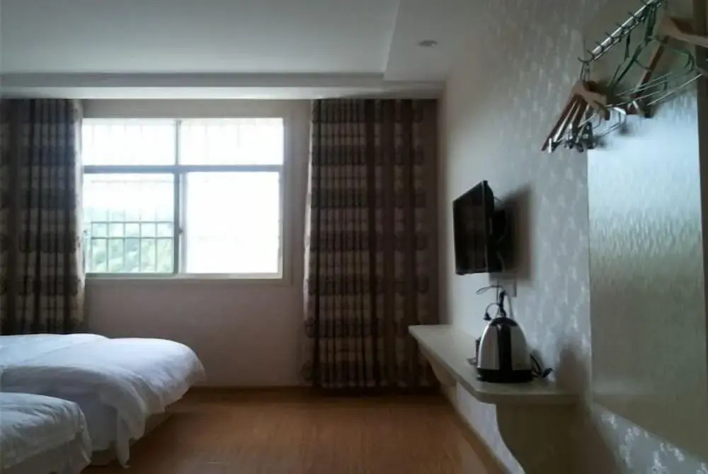 Аньцин: Xiagu Renjia Hostel