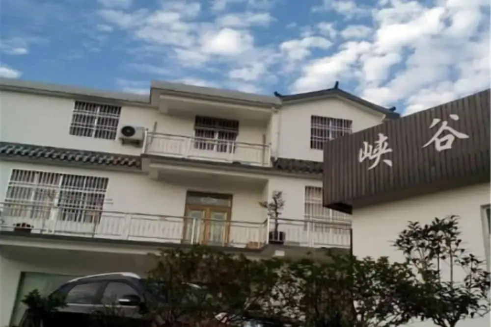 Аньцин: Xiagu Renjia Hostel