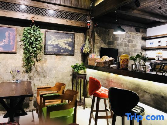 Хуаншань: Creek and Wildcat Hostel