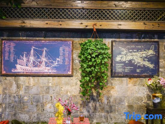 Хуаншань: Creek and Wildcat Hostel