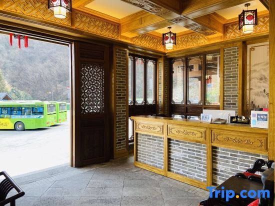 Шиянь: Wudang Mountain Xiuyun Pavilion