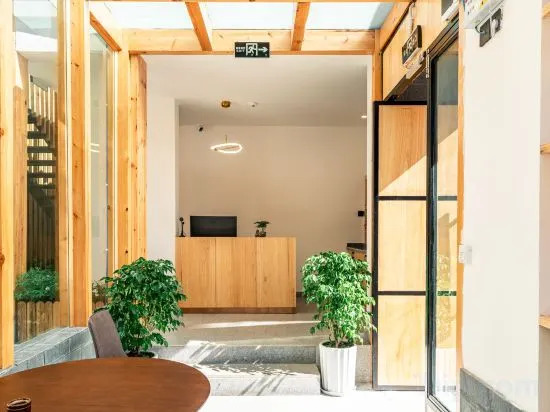 Дали: Plum Tree Lakeside Resort