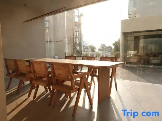 Бэйхай: White House Weichi Hostel