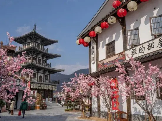 Дунъян: Yinghua house of Hengdian film and Television City