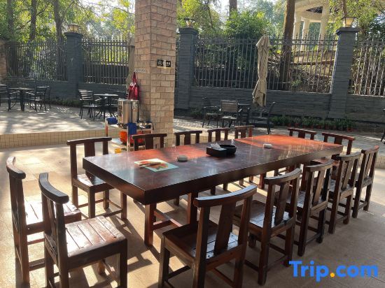 Чжаоцин: Qingyuan Lelong Hot Spring Homestay