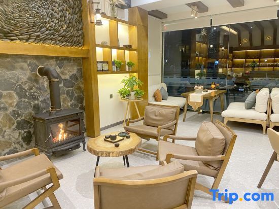Вэньчуань: Hidden Qishan Residence (Siguniangshan Changpinggou Scenic Area)