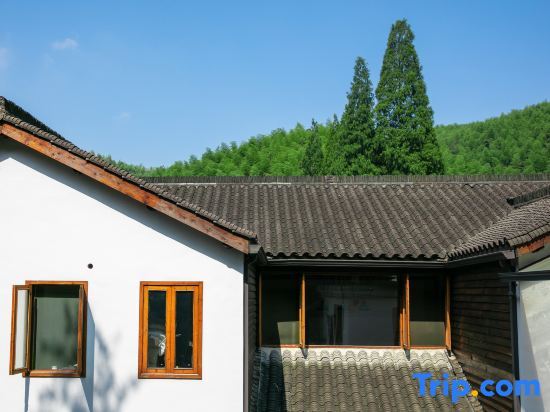 Хучжоу: Moganshan Creekside Wood House