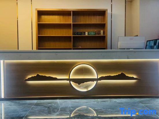 Лешан: Aoyama Hotel