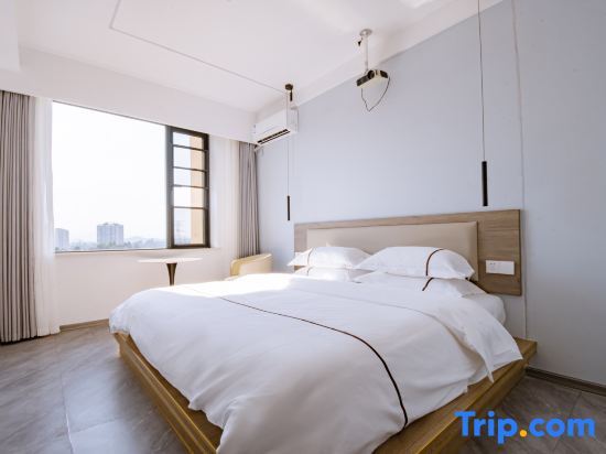 Лешан: Aoyama Hotel