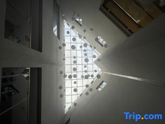 Шанхай: Shanghai Hongqiao National Exhibition and Convention Center Zhuguang Road ATOUR X Hotel