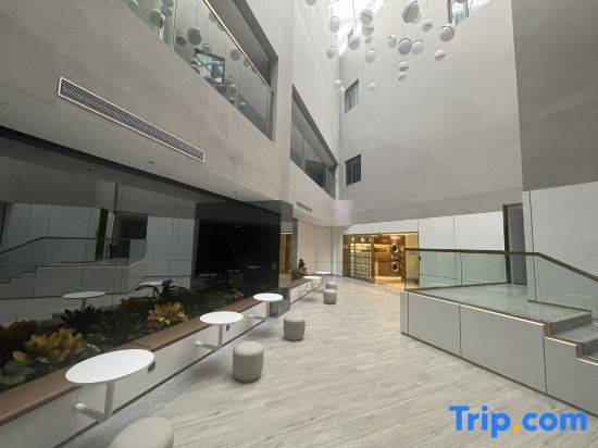 Шанхай: Shanghai Hongqiao National Exhibition and Convention Center Zhuguang Road ATOUR X Hotel