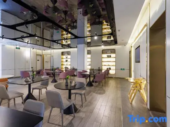 Шанхай: Shanghai Hongqiao National Exhibition and Convention Center Zhuguang Road ATOUR X Hotel
