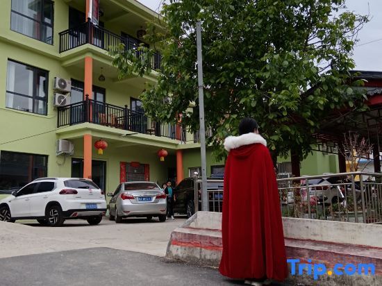 Лоян: cIoudy     fairy      hotel