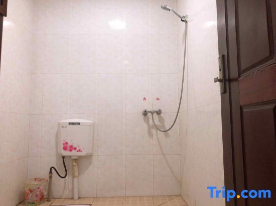 Дэян: Luojiang Yijia Business Hotel