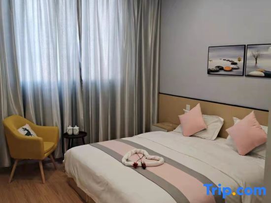 Дэян: Luojiang Yijia Business Hotel