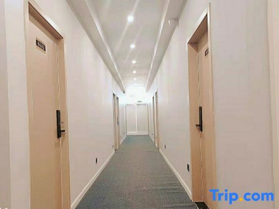 Дэян: Luojiang Yijia Business Hotel