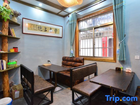Хуаншань: Hongcun Huakai Banxia Huipai Courtyard Homestay