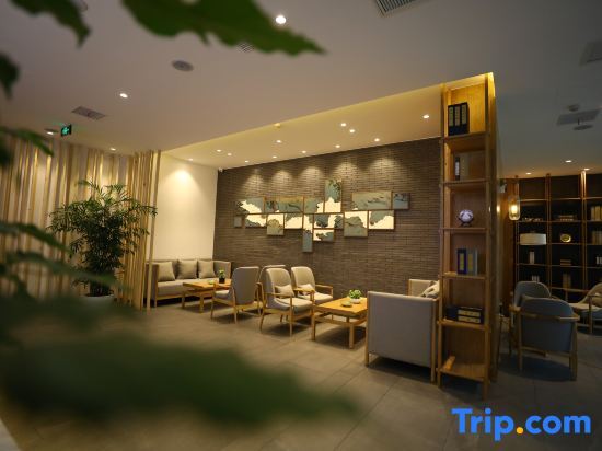 Синьян: Xinyang Nanwan Lake Camellia Hotel