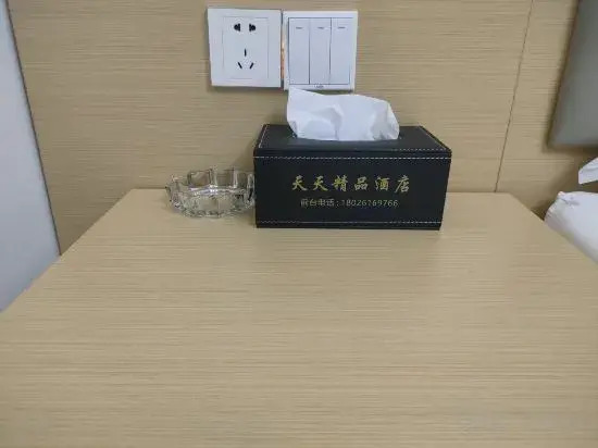 Чжаоцин: Dinghu Tiantian Business Hotel