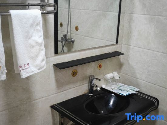 Цзиньхэ: Jinping Tang's Hotel