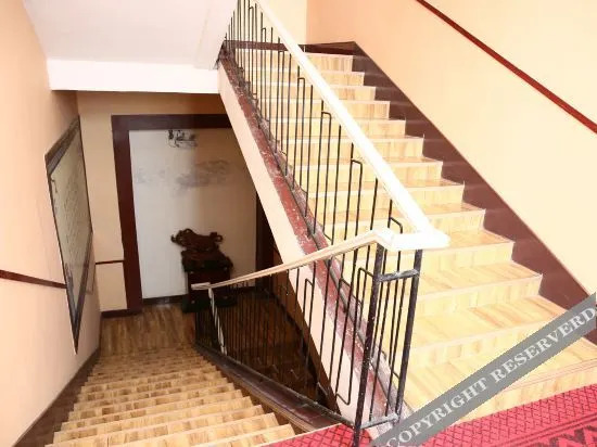 Цзинин: Home Inn Huayi (Jiaxiang Railway Station Plaza)