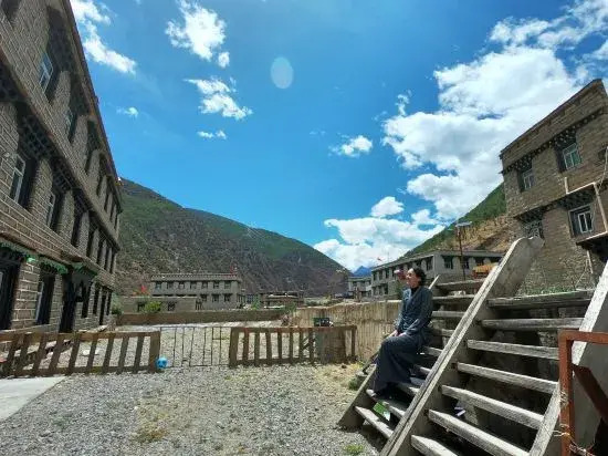 Шангри-Ла: Daocheng Snowberg Inn