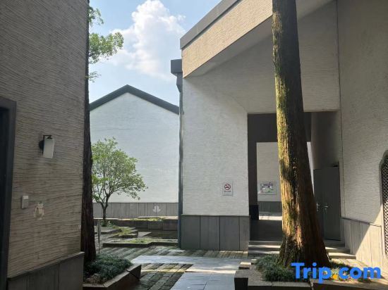 Xuancheng: ELong Hotel (Jixi Museum)