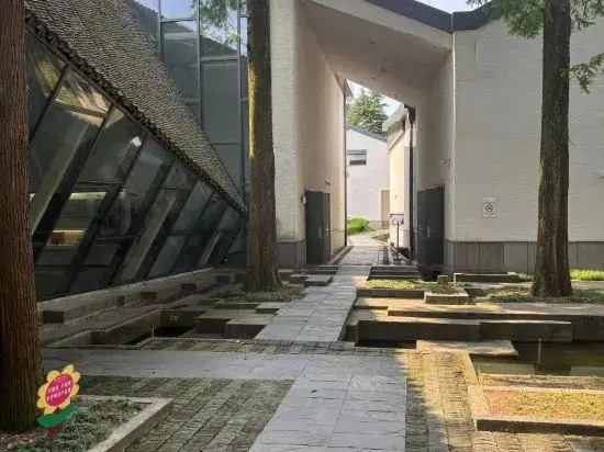 Xuancheng: ELong Hotel (Jixi Museum)