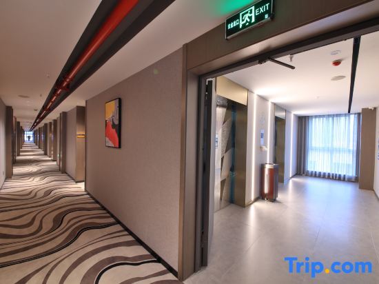 Ибинь: Yibin moon Peninsula Light Hotel(University City & Exhibition Center)